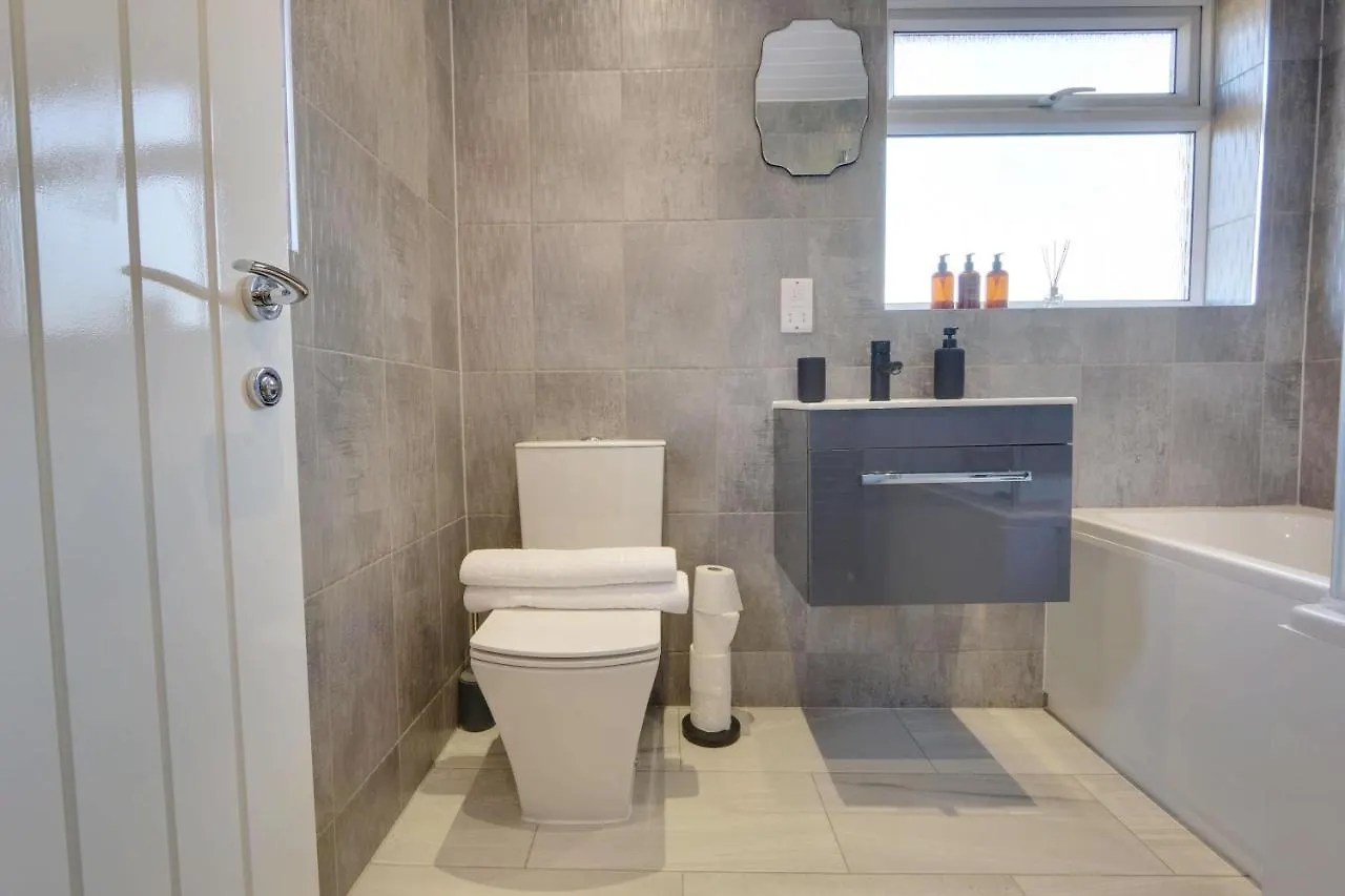 #Upmarket, Exceptional 4 Bed House, With Free Parking, Close To Amenities And Supermarkets Sheffield Holiday home