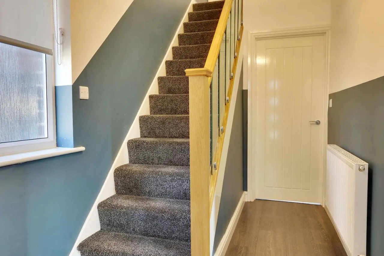 #Upmarket, Exceptional 4 Bed House, With Free Parking, Close To Amenities And Supermarkets Sheffield 0*,
