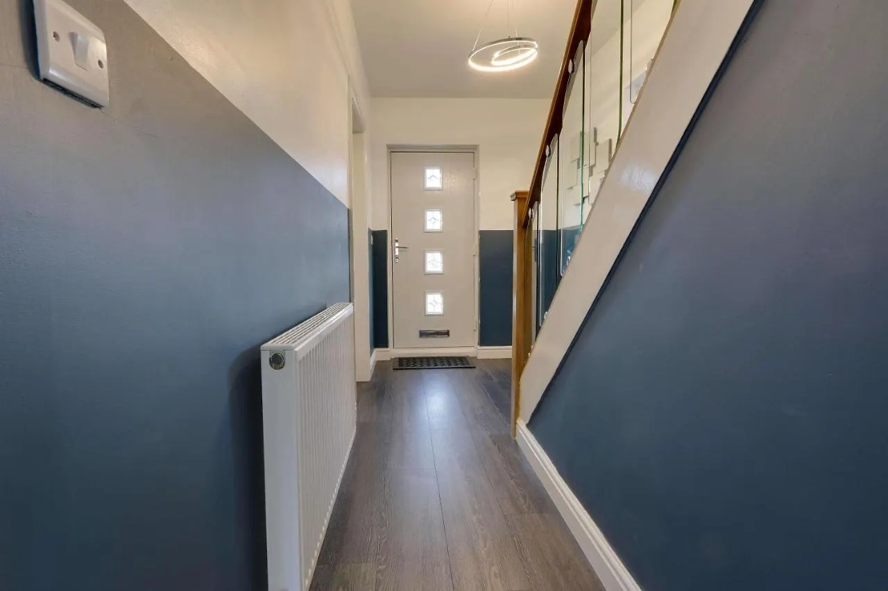 #Upmarket, Exceptional 4 Bed House, With Free Parking, Close To Amenities And Supermarkets Sheffield 0*,