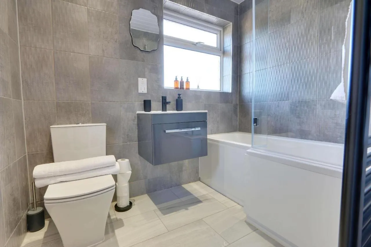 #Upmarket, Exceptional 4 Bed House, With Free Parking, Close To Amenities And Supermarkets Sheffield 0*,