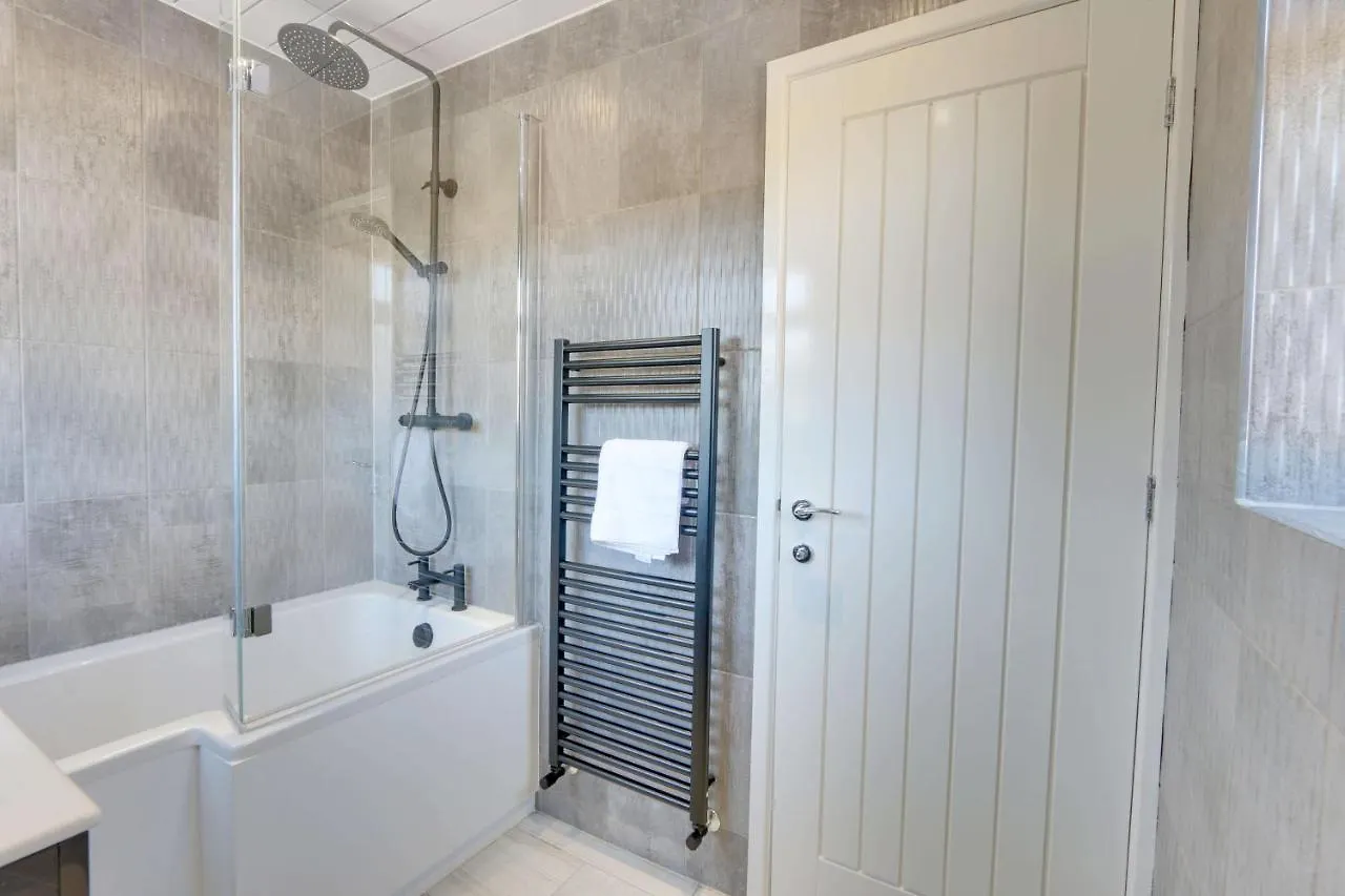 Holiday home #Upmarket, Exceptional 4 Bed House, With Free Parking, Close To Amenities And Supermarkets Sheffield United Kingdom