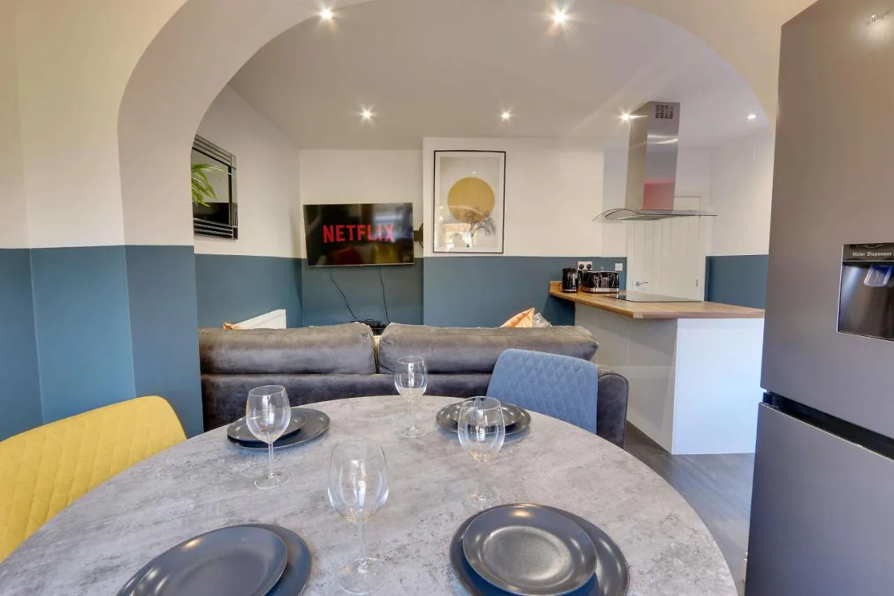 #Upmarket, Exceptional 4 Bed House, With Free Parking, Close To Amenities And Supermarkets Sheffield