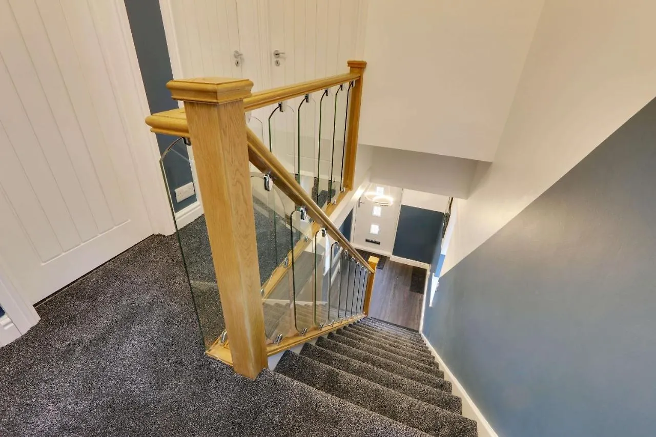 #Upmarket, Exceptional 4 Bed House, With Free Parking, Close To Amenities And Supermarkets Sheffield 0*,  United Kingdom