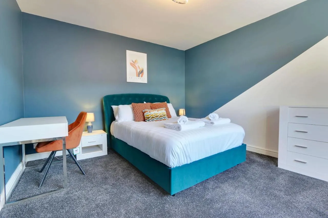 Holiday home #Upmarket, Exceptional 4 Bed House, With Free Parking, Close To Amenities And Supermarkets Sheffield