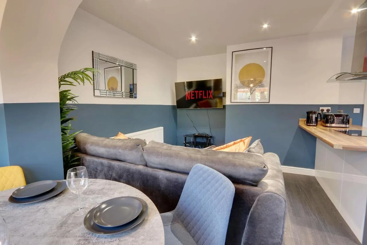 Holiday home #Upmarket, Exceptional 4 Bed House, With Free Parking, Close To Amenities And Supermarkets Sheffield