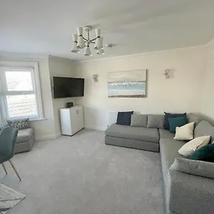 https://exquisite-apartment-stone-throw-from-the-beach.tophotelsbath.com
