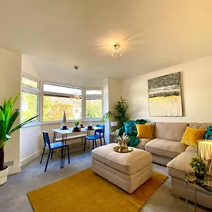 https://2-min-walk-to-the-best-beach-stunning-newly-refurbished.tophotelsbath.com