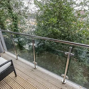 https://stylish-town-centre-apartment-w-parking-nr-beach.tophotelsbath.com
