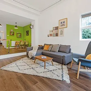 https://cheerful-stays-spacious-flat-in-vibrant-leith.edinburghhotelsuk.org