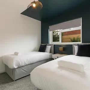 Oaks - Station & Utilita Arena Holiday home
