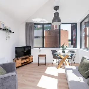 123 Queen Street - Crowd Luxury Apartment